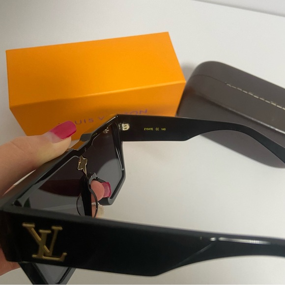 Louis Vuitton Black Sunglasses with Gold Accent - Picture 4 of 4